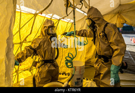 Soldats affectés à la 222e compagnie de produits chimiques, New York, la Garde nationale et des officiers avec le New York Police Department's COBRA (Ordonnance sur les produits chimiques, biologiques et radiologiques de l'unité de formation de sensibilisation) faire un exercice simulant une attaque chimique en milieu urbain au cou de Rodman Village tactique, Bronx, NY, 19 novembre 2016. L'Armée de New York des soldats et officiers de la Garde Nationale avec l'unité de formation COBRA utilisé l'exercice de partager les techniques et les procédures, ainsi que de renforcer leur capacité d'intervention en cas de catastrophe naturelle ou une attaque terroriste. (U.S. La Garde nationale de l'armée photo par le Sgt. Harley Banque D'Images