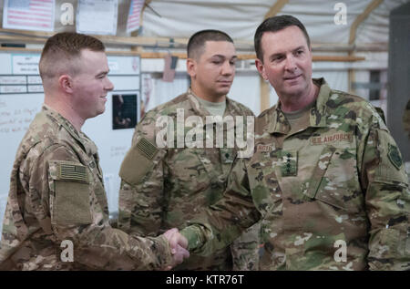 Le général Joseph L. Lengyel, le 28e Chef de la Garde nationale, présente un coin bureau au 1er. Le couvre-culasse, du derrick 369e Brigade, de soutien au Camp Arifjan, au Koweït, le 25 novembre 2016. Au cours de sa visite, Lengyel a tenu une réunion de l'hôtel de ville et tour de la 369e Brigade de soutien. (U.S. Photo de l'armée par le Sgt. Jeremy Bratt) Banque D'Images