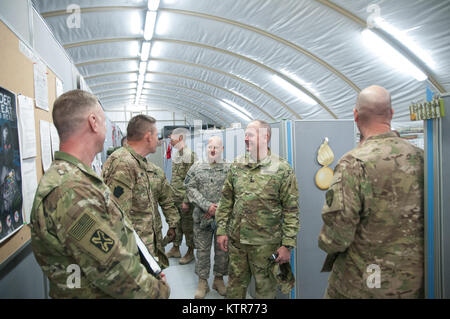 La Garde nationale de l'armée américaine et les tâches quotidiennes de la vie. Groupe de travail, de formation, d'aider, d'aider, les gens, l'événement, l'enseignement et l'apprentissage. Soldat, marin ou aviateur, militaire, militaire, service, devoir. Banque D'Images