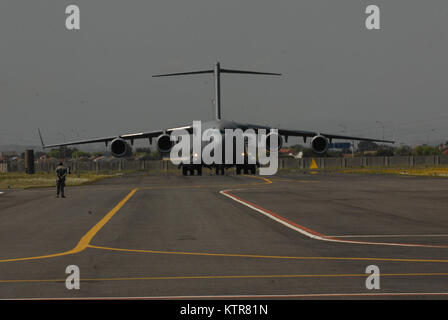 Les membres de la 106e Escadre de sauvetage de Francis S. Gabreski Air National Guard Base à Westhampton Beach, New York, est arrivé à l'Air Force Base Ysterplaat Cape Town, Afrique du Sud, le 18 septembre, à bord d'un C-17 Globemaster III connu sous le nom de Heavy Airlift Wing ou HAW. Le C-17 Globemaster III de Papa Air Base, Hongrie, soutient régulièrement l'Union européenne, l'OTAN et les missions de l'ONU avec un transport aérien stratégique et la capacité de portée mondiale. Le 106e prend part à l'Exposition 2010 de la défense aérospatiale de l'Afrique. L'événement débute le 21 septembre à Cape Town, et est le premier ministre de l'Afrique, de l'aérospatiale, de la défense et de l'aviation générale secur Banque D'Images