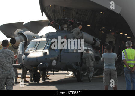 Les membres de la 106e Escadre de sauvetage de Francis S. Gabreski Air National Guard Base, hors de Westhampton Beach, N.Y., décharger un HH-60 Pave Hawk à partir d'un C-17 Globemaster III connu sous le nom de Heavy Airlift Wing ou HAW, Sept 18. Le C-17 Globemaster III connu sous le nom de Heavy Airlift Wing ou HAW, Base aérienne de Papa, Hongrie, soutient régulièrement l'Union européenne, l'OTAN et missions des Nations Unies avec un transport aérien stratégique et la capacité de portée mondiale. Le Pave Hawk participera à la base aérienne Ysterplaat, Afrique du Sud, à l'Africa Aerospace &AMP ; Défense nationale (AAD) 2010 Exposition. L'événement débute le 21 septembre à Cape Town et est Banque D'Images