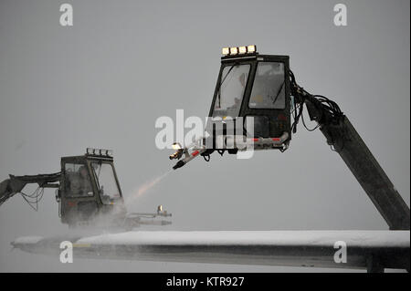 Aviateurs de la 106e Escadre de sauvetage répondent à une tempête soudaine à la FS Gabreski Air National Guard Base à Westhampton Beach, New York, le 6 janvier, 2017. Pendant la tempête, les préposés au dégivrage des camions utilisés pour prévenir l'accumulation de neige sur le HC-130, et les aviateurs de l'Escadron de génie civil a labouré la piste, ce qui permet des opérations à FS Gabreski à poursuivre sans délai. (Garde nationale aérienne des États-Unis / Le sergent Christopher S Muncy / relâché) Banque D'Images