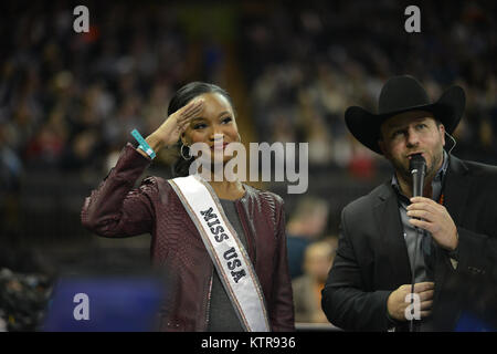 Deshauna Coiffure, Miss USA et un capitaine dans l'armée américaine de la réserve 988e Détachement de quartier-maître à Fort Meade, Maryland, rend hommage aux fans à la Professional bull rider's Association Rodeo au Madison Square Garden de New York le 6 janvier 2017. Le capitaine coiffure est le premier officier militaire à avoir reçu le titre de Miss USA. (U.S. Photo de la Garde nationale aérienne par le sergent. Christopher S. Muncy) Banque D'Images