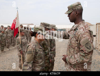 Orquieda Rosa est promu au grade de caporal par le capitaine Odelle despote, commandant du 369ème HHC, lors d'une cérémonie au camp Arifjan, au Koweït le 23 février 2017. Banque D'Images