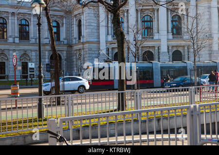 Le trafic et le tramway à Vienne le jour de Noël 2017. Vieille lampe de rue en premier plan. Banque D'Images