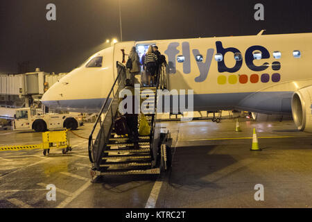 L'embarquement,Conseil,assurance,main,assurance,au début,matin,vol flybe,,à Birmingham, l'aéroport, vol,Toulouse,France,Europe,Europe. Banque D'Images