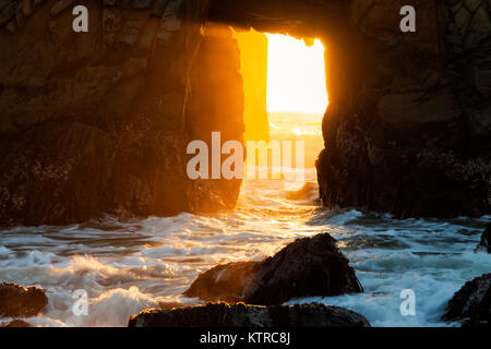 La lumière du soleil et surf d'eau par passage de serrure à Pfeiffer Beach le long du littoral Big Sur, Californie dans les jours précédant et suivant l'hiver s Banque D'Images