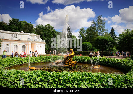 Fontaine du Triton de déchirer les mâchoires de la monstre de mer, Peterhof, près de Saint-Pétersbourg, Russie Banque D'Images