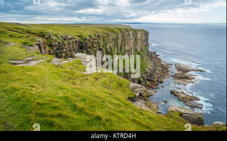 Falaises pittoresques en tête, dans le Caithness Dunnett, sur la côte nord de l'Écosse, le point le plus au nord de la partie continentale de la Grande-Bretagne. Banque D'Images