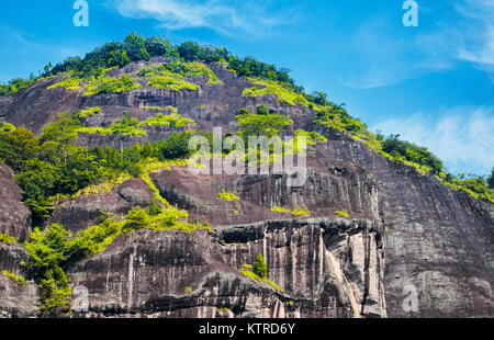 Formations rocheuses bordant le neuf bend river ou à 56 Dongpo Wuyishan ou Le Mont Wuyi Wuyi dans la zone panoramique de la Chine dans la province du Fujian Banque D'Images