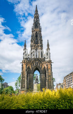 Sir Walter Scott Monument situé sur les jardins de Princes Street d'Édimbourg, en Écosse. Banque D'Images