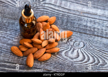L'huile d'amande douce dans un bocal en verre et amandes Banque D'Images