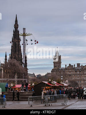 Marché de Noël à Édimbourg Construit entre Balloch, Scotts hotel monument et de la National Gallery of Scotland Banque D'Images