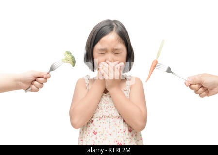 Enfant fille asiatique avec expression de dégoût contre légumes isolé sur fond blanc, refusant food concept Banque D'Images