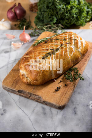 Boeuf fraîches maison Wellington en pâte feuilletée pâte feuilletée Banque D'Images