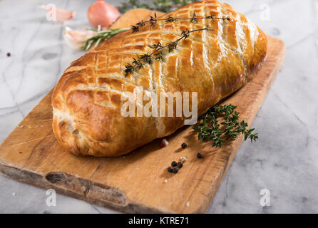 Boeuf fraîches maison Wellington en pâte feuilletée pâte feuilletée Banque D'Images