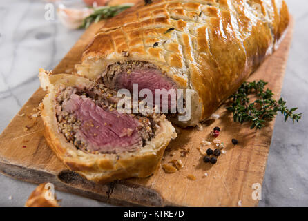 Boeuf fraîches maison Wellington en pâte feuilletée pâte feuilletée Banque D'Images