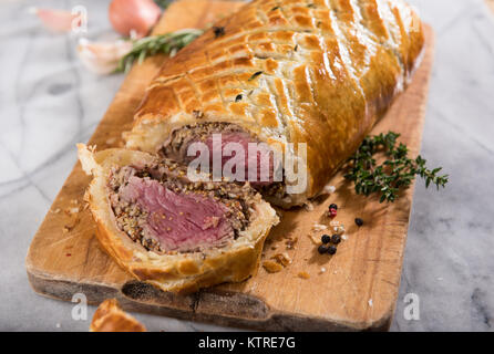 Boeuf fraîches maison Wellington en pâte feuilletée pâte feuilletée Banque D'Images