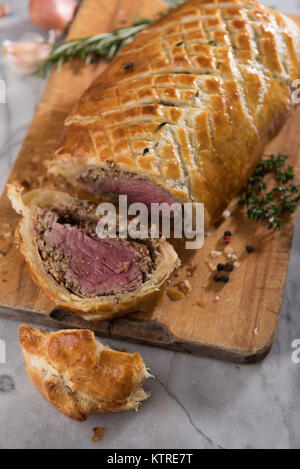 Boeuf fraîches maison Wellington en pâte feuilletée pâte feuilletée Banque D'Images