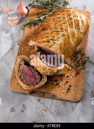 Boeuf fraîches maison Wellington en pâte feuilletée pâte feuilletée Banque D'Images