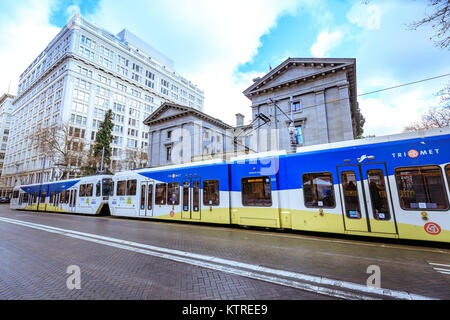 Portland, United States - Oct 20, 2017 : Pioneer Courthouse avec TriMet train dans le centre-ville de Portland Banque D'Images