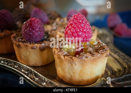 Délicieux petits muffins à la citrouille, décoré avec le caramel, le lin et les framboises. Copier l'endroit. La structure horizontale. Banque D'Images