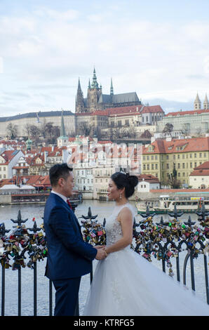 Prague République tchèque -5 décembre 2017 : Couple Oriental se mariant à Charles Bridge Prague Banque D'Images