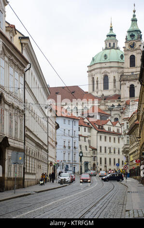 Prague République tchèque -6 décembre 2017 : l'église St Nicolas de Prague rue karmelitska Mala Strana Banque D'Images