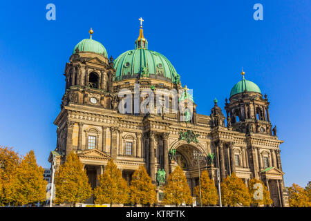 Cathédrale de Berlin (Berliner Dom) sur l'Île Muzeum . Ciel bleu et jaune feuilles sur les arbres.Berlin , Allemagne. Banque D'Images