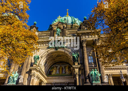 Détails de la façade de la cathédrale de Berlin (Berliner Dom) sur l'Île Muzeum . Ciel bleu et jaune feuilles sur les arbres. Berlin , Allemagne. Banque D'Images
