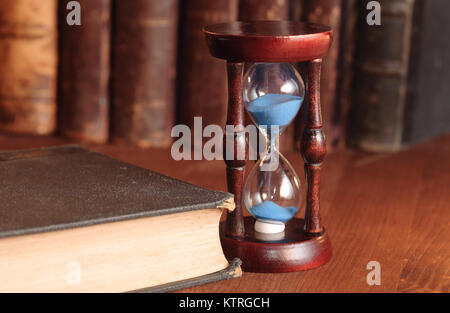 Still Life with vintage Hour Glass et livres anciens Banque D'Images