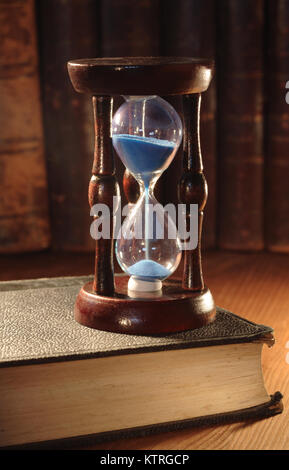 Still Life with vintage Hour Glass et livres anciens Banque D'Images