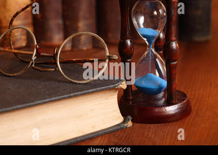 Still Life with vintage Hour Glass et livres anciens Banque D'Images