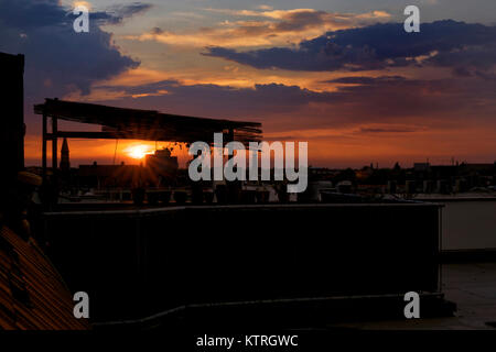 Coucher de soleil urbain dans la ville de Cologne, Allemagne, Ehrenfeld. Beau crépuscule vu depuis le toit d'un immeuble avec une terrasse. Banque D'Images