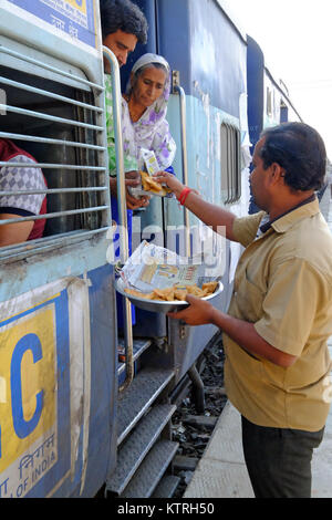 Hawker de collations pour les passagers ferroviaires à Indian Railway station Banque D'Images