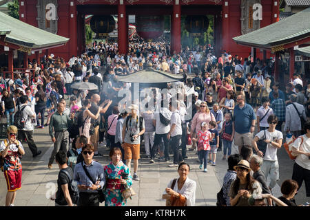 Tokyo - Japon, le 17 juin, 2017 ; Touristes autour de l'ère Edo Hozomon d'entrée, également connu sous le nom de Sensoji Temple Asakusa Kannon, Asakusa Banque D'Images