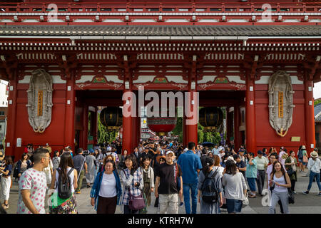 Tokyo - Japon, le 17 juin, 2017 ; les touristes à l'entrée de l'ère Edo Hozomon, également connu sous le nom de Sensoji Temple Asakusa Kannon, Asakusa Banque D'Images