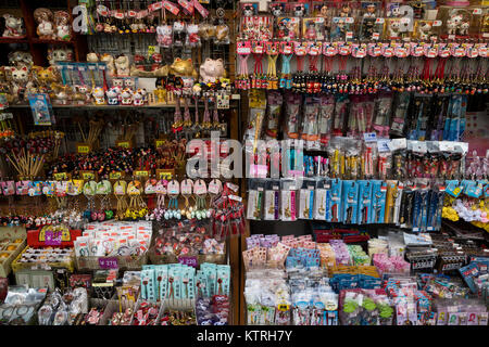 Tokyo - Japon, le 17 juin, 2017 ; magasin de souvenirs dans le centre commercial Nakamise Dori à l'intérieur du temple de Temple Sensoji, Asakusa Banque D'Images