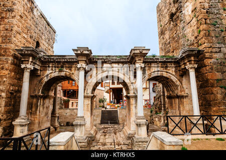 La porte d'Hadrien historique dans la vieille ville d'Antalya, Turquie. Banque D'Images