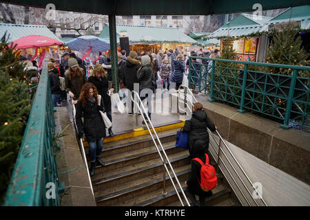 Les consommateurs entrent dans l'Union Square subway station après la navigation sur le marché de Union Square à New York le Samedi, Décembre 23, 2017. Maintenant à sa 24e année, le marché restera ouvert tous les jours de fermeture, le 24 décembre. (© Richard B. Levine) Banque D'Images