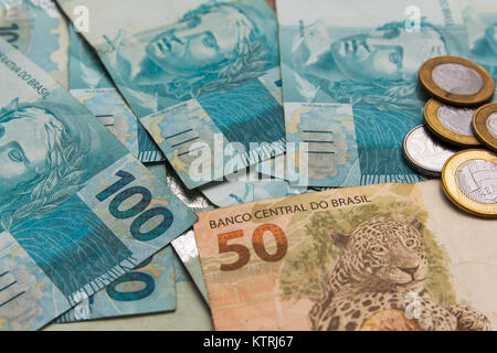 L'argent provenant du Brésil. Notes de Real, monnaie brésilienne. Concept de l'économie, l'inflation et d'affaires. Cinquante et cent reais notes, l'utilisation d'arrière-plan Banque D'Images