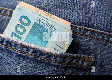 L'argent provenant du Brésil. Notes de Real, monnaie brésilienne. Concept de financement, de l'investissement, de la richesse. L'argent dans la poche arrière des jeans. Banque D'Images