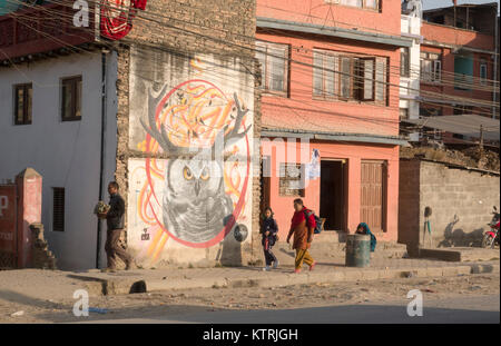 Les gens à pied passé wall mural en scène de rue, Kathmadu, Népal Banque D'Images