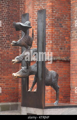 Bremer Stadtmusikanten Statue neben der Petrikirche, Riga, Altstadt, Lettland, Latvija, Baltikum, Europa je les musiciens de Brême à Riga scul Banque D'Images