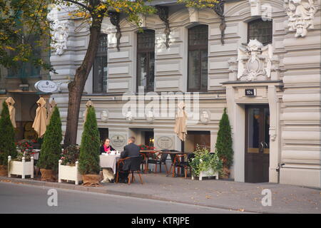 Dans Jugensdtilhaus Strassencafe mit der Elizabetes iela, Riga, Lettonie,, Latvija, Baltikum, Europa I bâtiment Art Nouveau, à la rue Elizabetes,Riga, L Banque D'Images