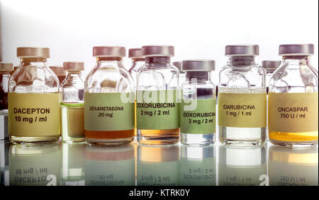 Flacons de taille différente avec des médicaments utilisés pour les maladies neurodégénératives, conceptual image Banque D'Images