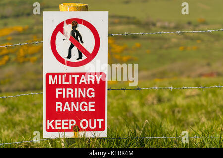 Signer : garder hors de tir militaire, vu sur le South West Coast Path entre Worbarrow Bay Bay et de brandy, Jurassic Coast, Dorset, UK Banque D'Images