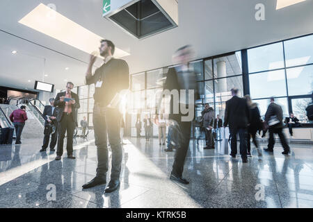 L'activité des gens d'affaires à rester debout et à marcher dans le hall Banque D'Images