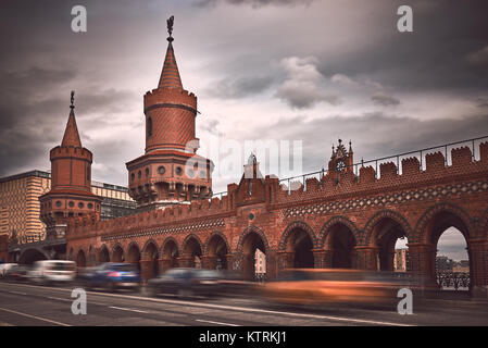 Oberbaum bridge sur une journée nuageuse, Berlin Banque D'Images