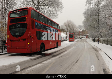 Les bus sont bloqués en raison de fortes chutes de neige sur Muswell Hill Road à Londres, Angleterre le 10 décembre 2017 Banque D'Images